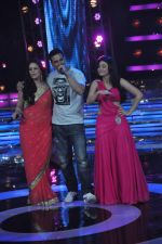 Akshay Kumar, Mona Singh, Ragini Khanna on the sets of Star Ya Rockstar in Famous on 15th Nov 2011 (14).JPG